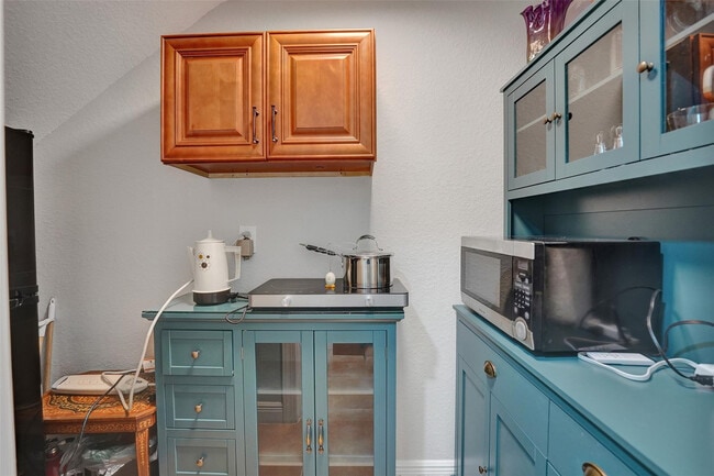 Building Photo - 617 SW 2nd Dr