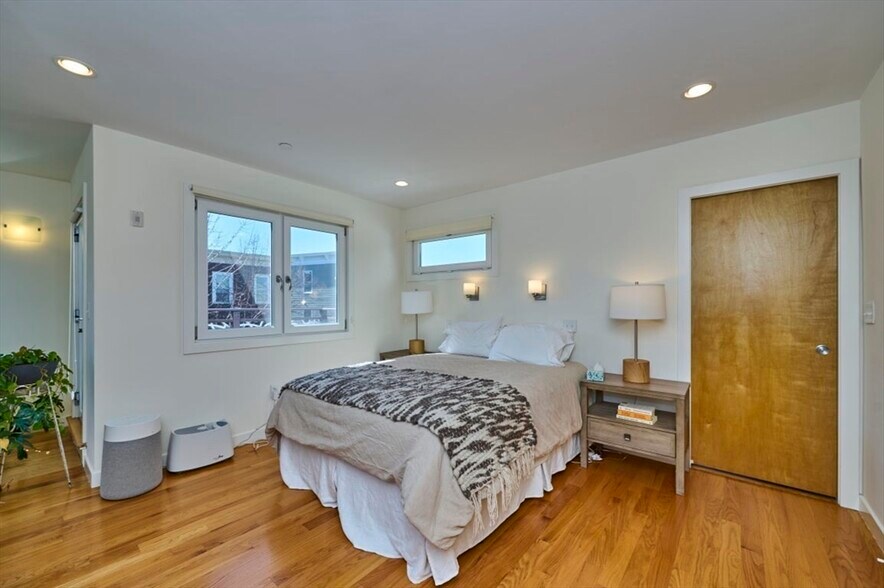 Building Photo - 19 Clary St