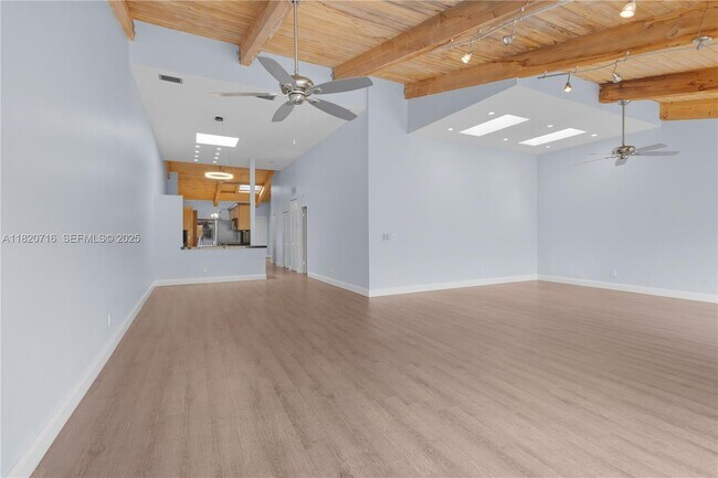 Building Photo - 2627 Parkview Dr S