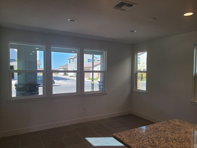 Building Photo - Stunning 4 Bedroom, 3 Bath Mountain house Home W/ Solar