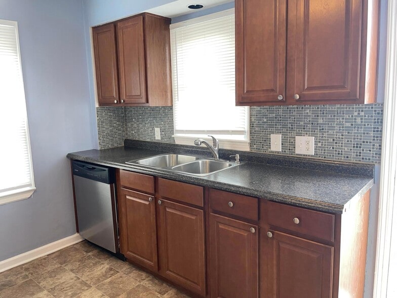 Building Photo - 341 S Roys Ave