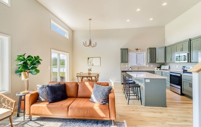 Building Photo - 3 Bed 2 Bath Single Family Home