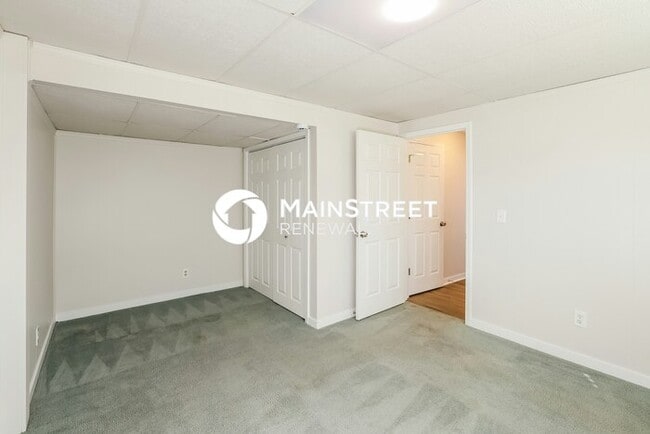 Building Photo - 4 Bedroom Pet-Friendly Home in KANSAS CITY, MO with Main Street Renewal