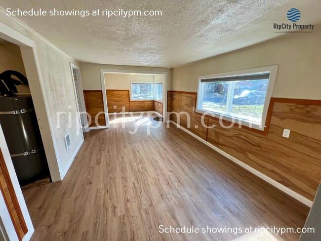 Building Photo - Nicely updated 2bed 1-bath  home with yard!