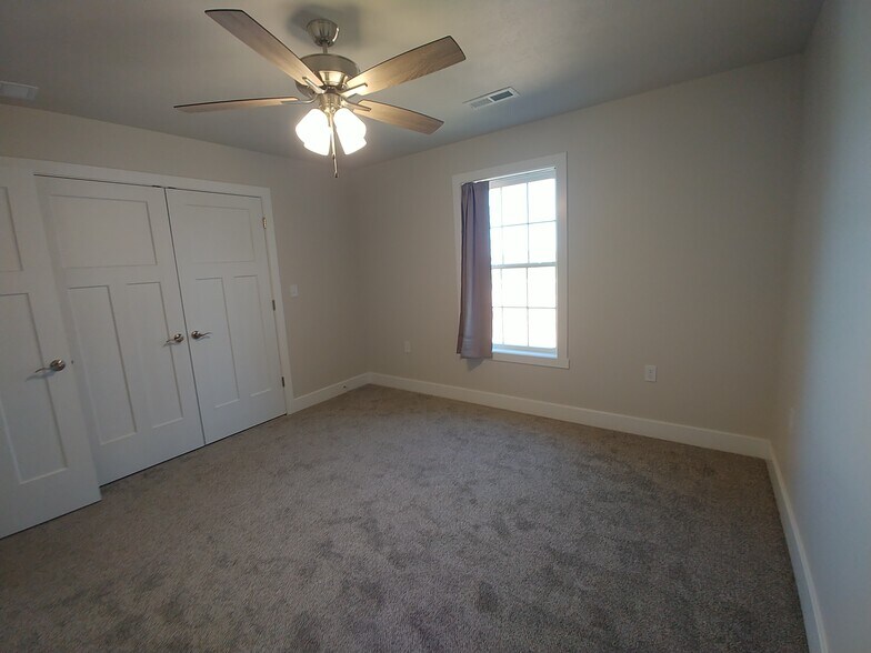 Building Photo - 1421 W Todd Ln