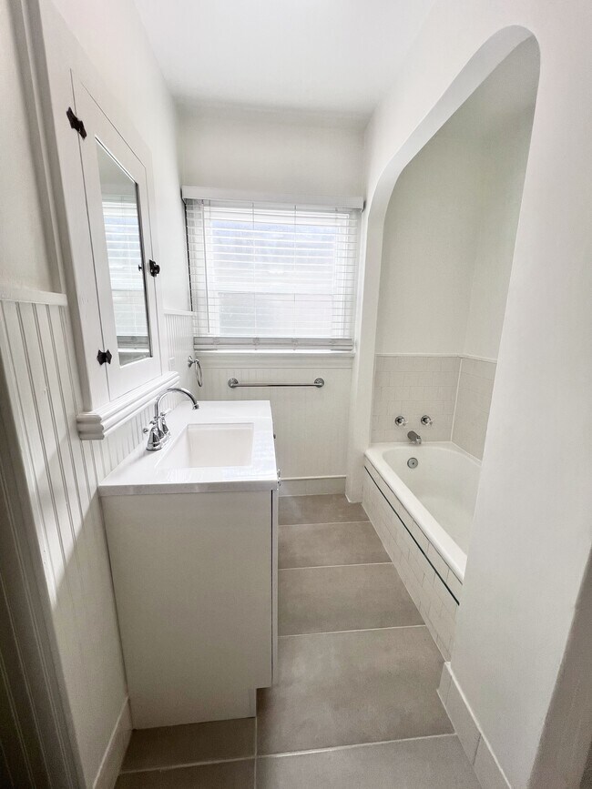 Building Photo - 4628 6th Ave