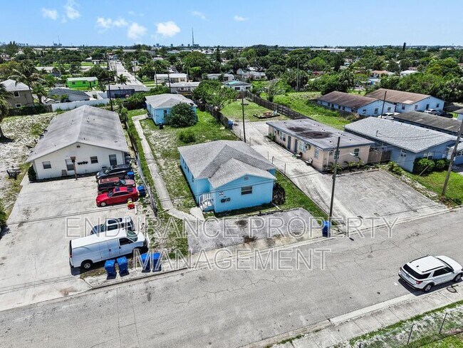Building Photo - 1125 W 28th St