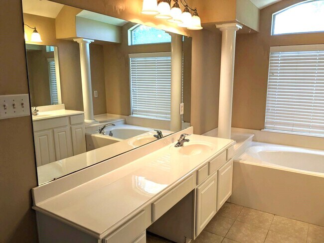 Building Photo - 10430 Lyndon Meadows Dr