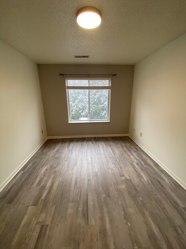 Building Photo - 395