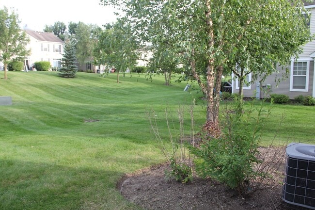 Building Photo - Beautiful 3 Bed/2.5 Bath Townhome Located in Carpentersville!