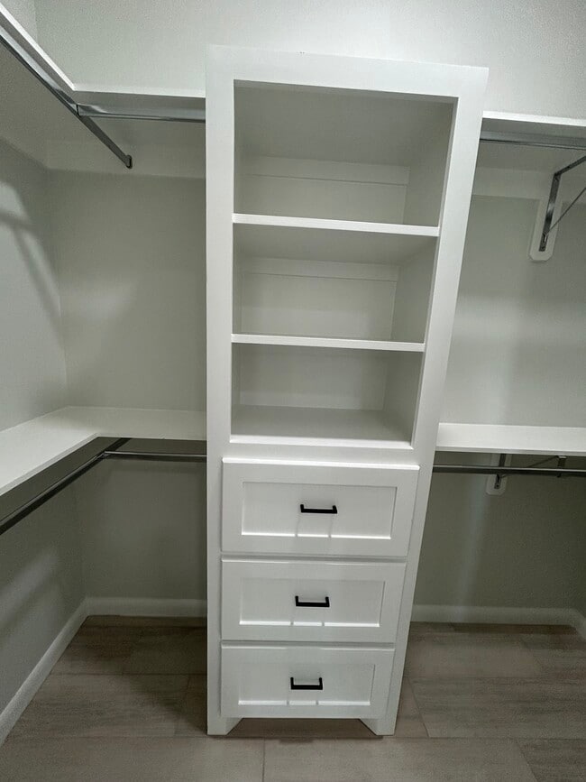 Building Photo - 1019 N Clarence Ave