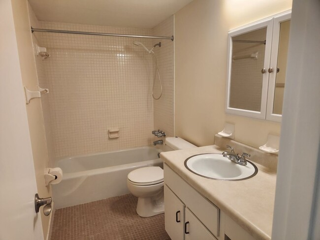 Building Photo - 2 bedroom 2 bath recent remodel Direct riv...