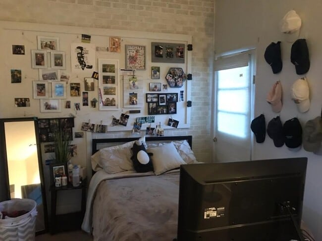 Building Photo - Aug. 2026 Pre-Lease Spacious 5-Bedroom Home in Desirable South Boulder Neighborhood