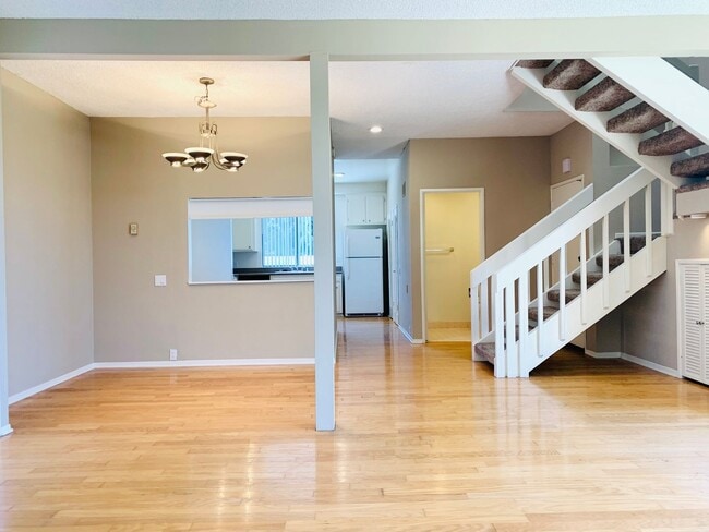 Building Photo - LIVE IN LA JOLLA! LOVELY TOWNHOME WITH BEA...