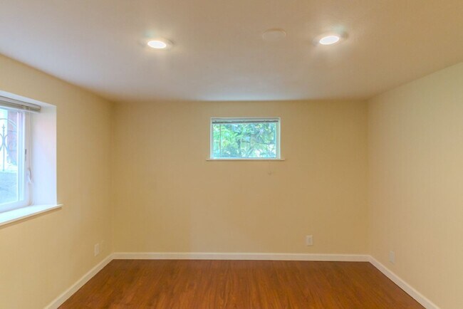 Building Photo - Spacious 1 bedroom Maple Leaf Bungalow w/AC!