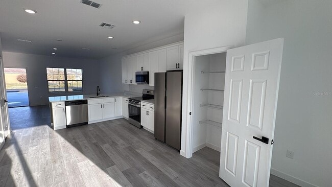 Building Photo - 833 Colville Dr