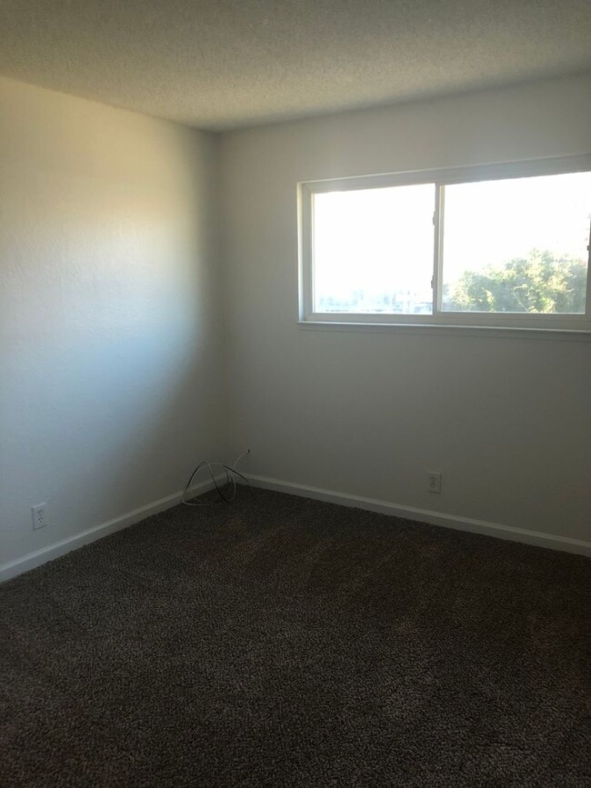 Building Photo - Large 3 Bedroom 2 Bath 1/2 Plex in Rancho ...