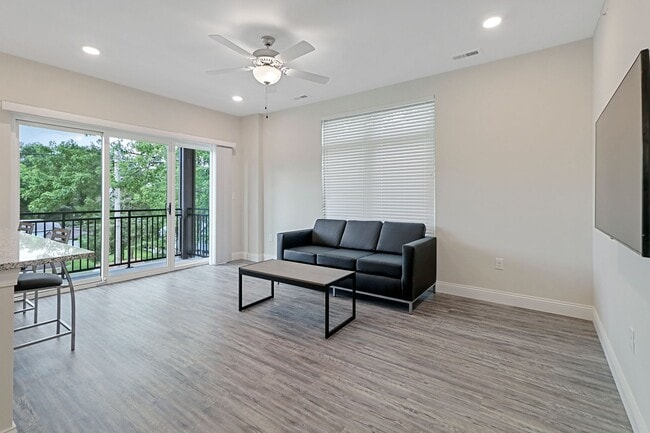 Interior Photo - 611 S State St