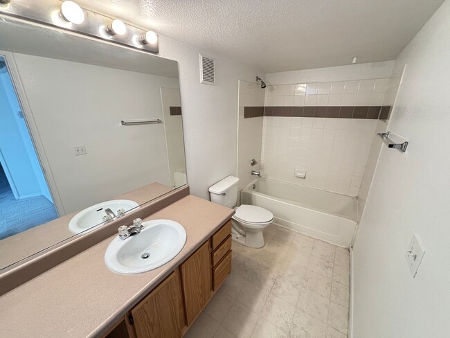 Building Photo - Lovely 1BED/ 1 BATH, 2nd Floor Apartment s...