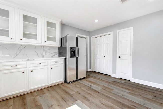 Building Photo - 611 Kenney St