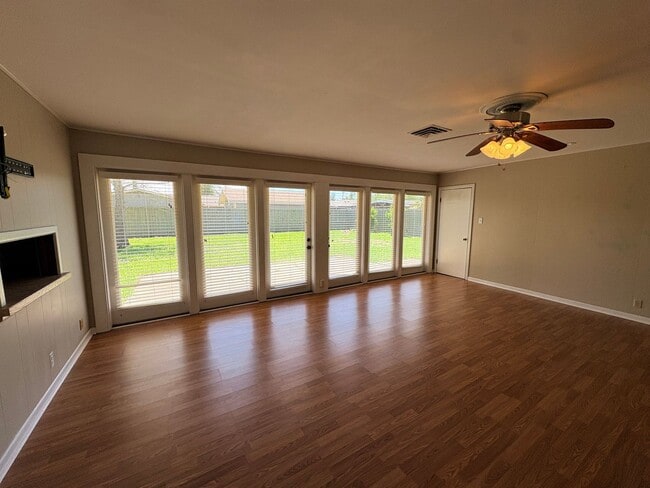 Building Photo - 901 Fair Oaks Ln