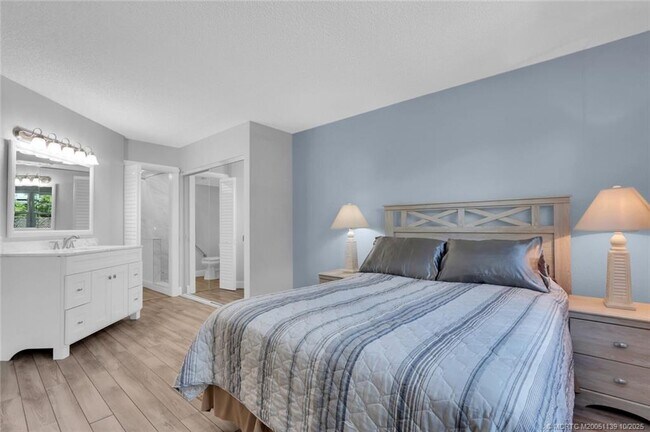 Building Photo - 1504 SE Royal Green Cir