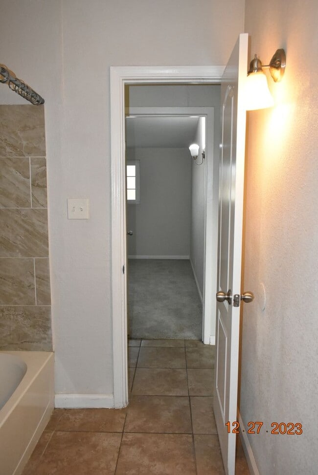 Building Photo - Modern Living in California City