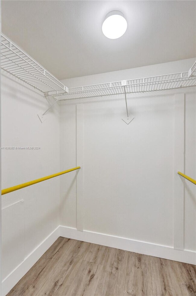 Building Photo - 119 Royal Park Dr