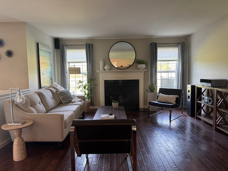 FAMILY ROOM - 1537 Abigail Ln