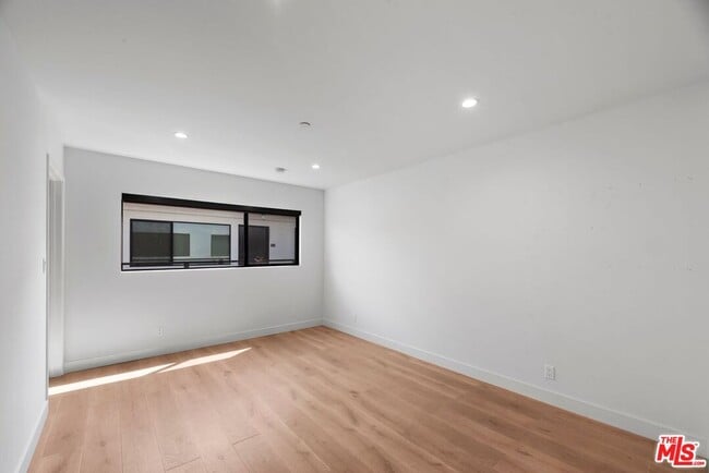 Building Photo - 725 N Alfred St