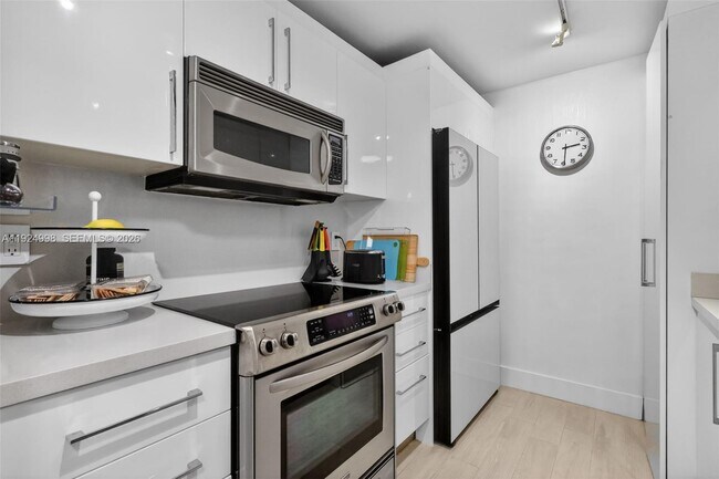 Building Photo - 10275 Collins Ave