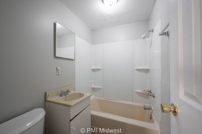 Building Photo - Charming 3-Bedroom Duplex with 2 Full Baths in Indianapolis - A Must See!