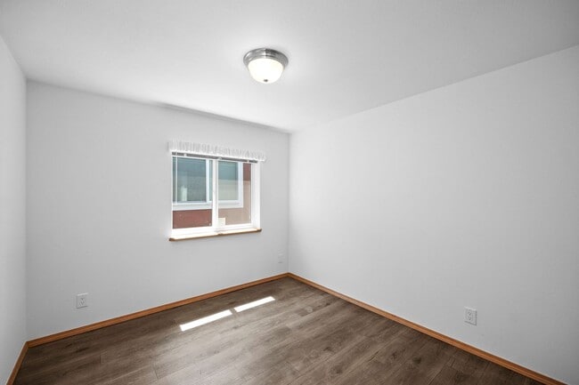 Building Photo - Brand New University District Home - Conve...