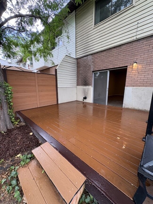 Building Photo - 5 Bed / 3 Bath Townhome in Murray!