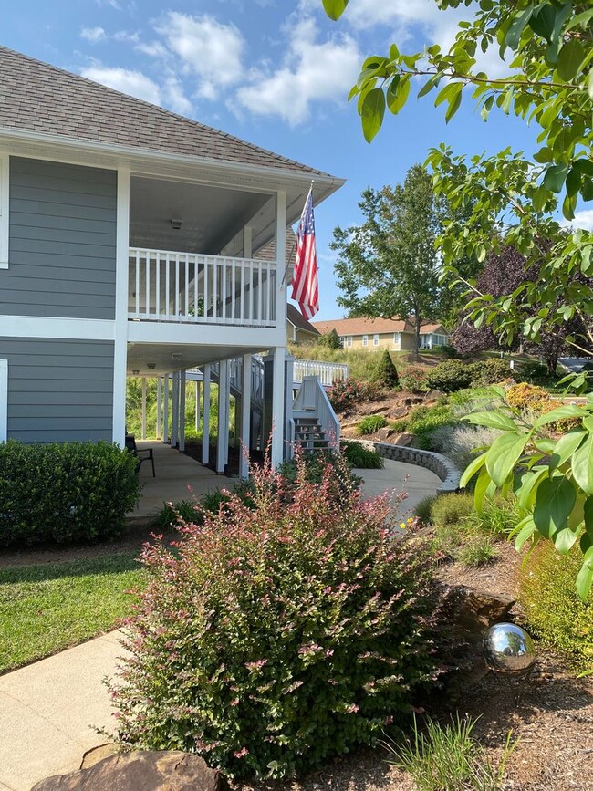 Building Photo - West AVL - Newly Renovated 2/2 Condo