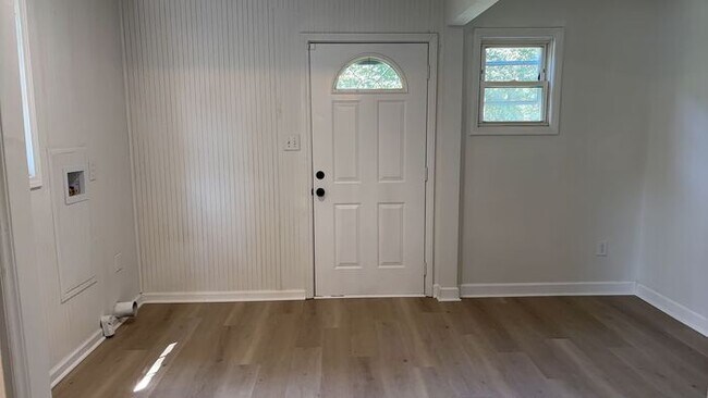 Building Photo - 3 Bedroom 1 Bathroom Renovated House with Fenced Yard