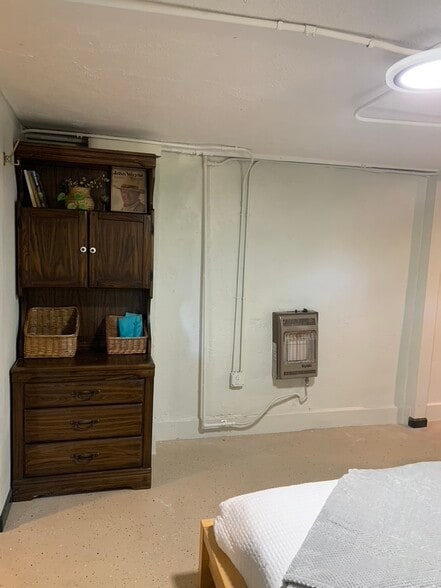 Unit has gas heating unit - 1415 W 1st St
