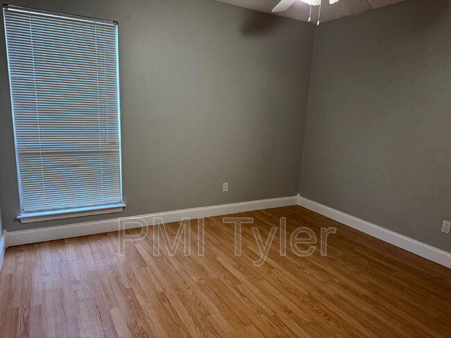 Building Photo - 1005 Towne Lake Dr