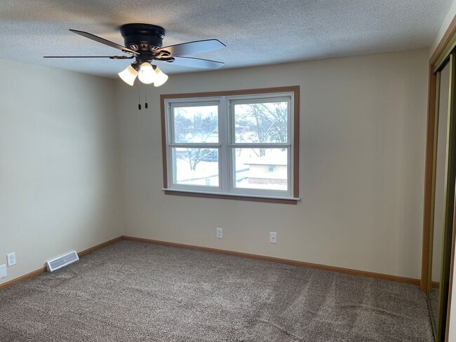 Building Photo - 2 Bedroom, 1 Bath Townhouse in LeClaire, IA