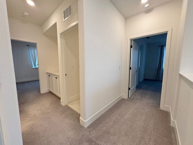 Building Photo - Beautiful 4 Bedroom 2.5 bath Home In Oakley with Solar