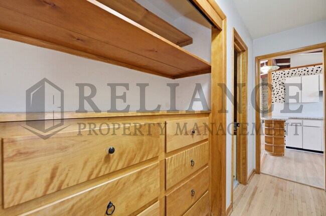 Building Photo - 2541 W Benjamin Dr