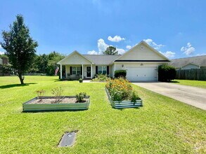 Building Photo - Charming 3-Bedroom Haven With 2 Full Baths...