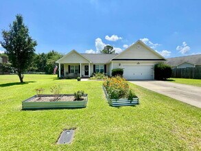 Building Photo - Charming 3-Bedroom Haven With 2 Full Baths...