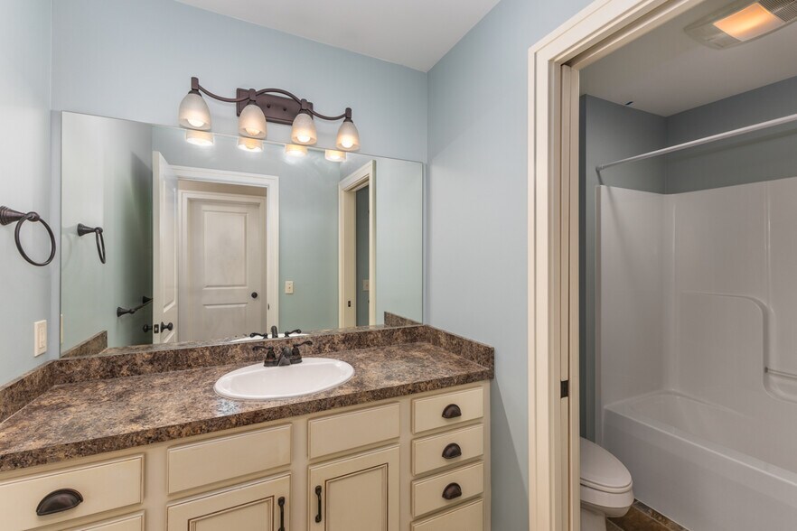 Building Photo - 835 Cherry St SE