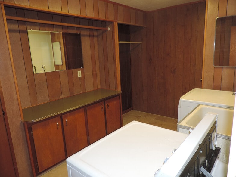 Large Laundry Room - 1525 Fernwood Pacific Dr