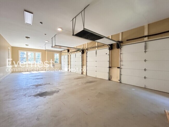 Building Photo - Spacious 7 Bed/8 Bath Home with Garage / Pet-Friendly / Available Now!