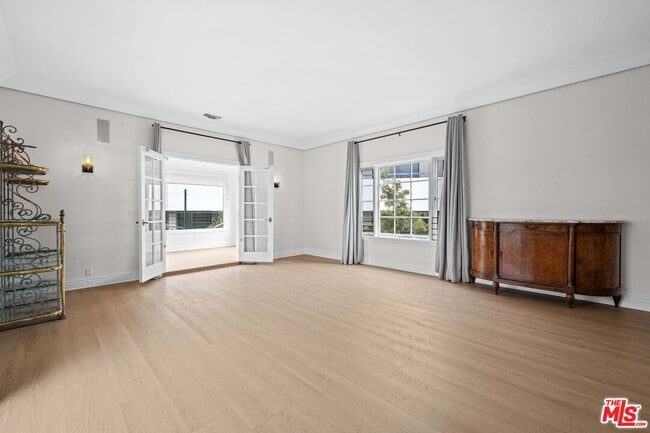 Building Photo - 420 S Beverwil Dr