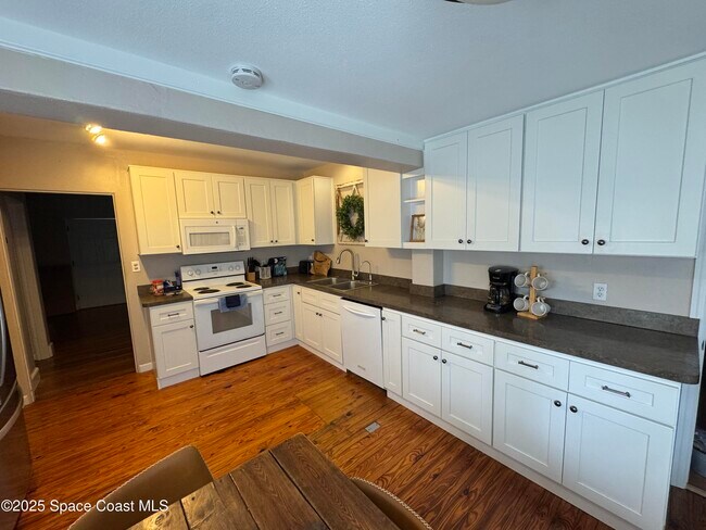 Building Photo - 14 Hardee Cir S