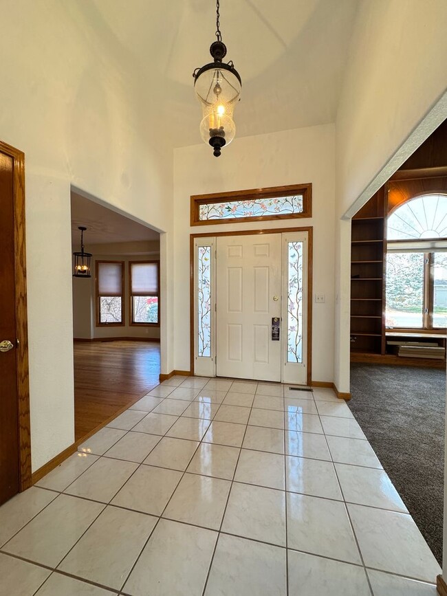 Building Photo - Spacious home in English Ranch