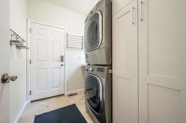 Building Photo - 4220 Ravenna Pl